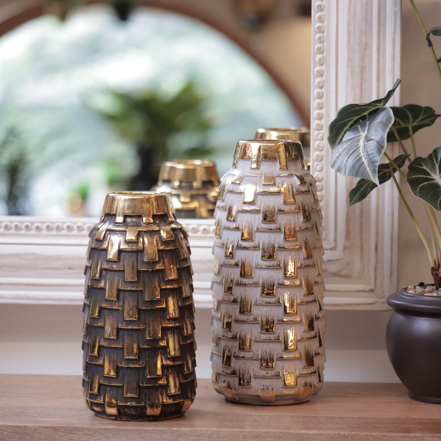 Off White/Gold Ceramic Decorative Vase And Showpiece